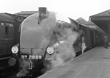 Streamlined Class B17/5 No. 2859 'East Anglian' (M.Morant)