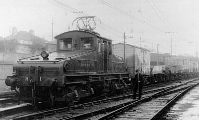 NER No. 1 at Trafalgar South Yard in 1906, note the new pantograph; Bill Donald Collection.